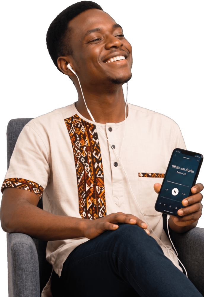 Homem africano sorridente segurando o telefone com a app